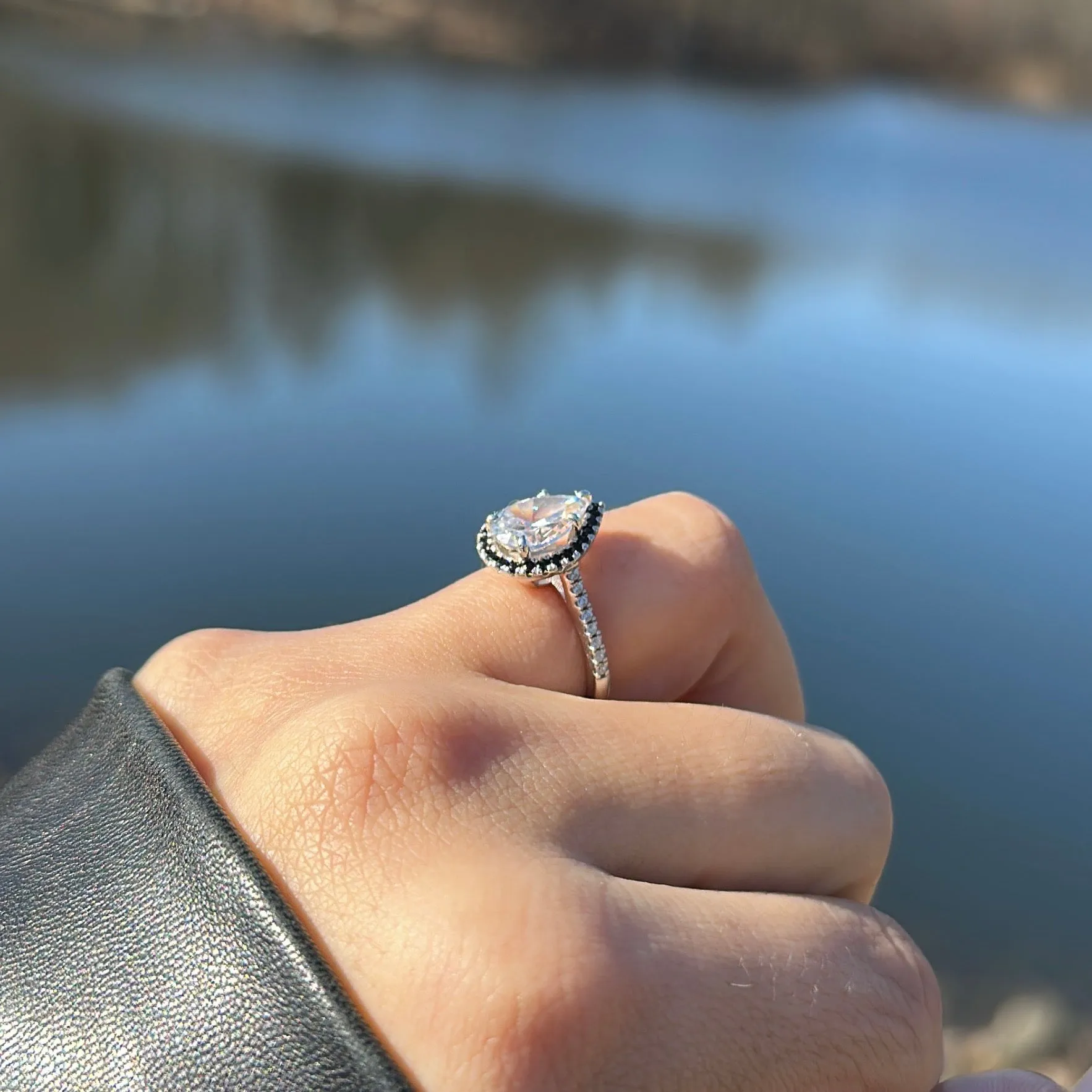 NISSI WHITE   BLACK MOISSANITE RING