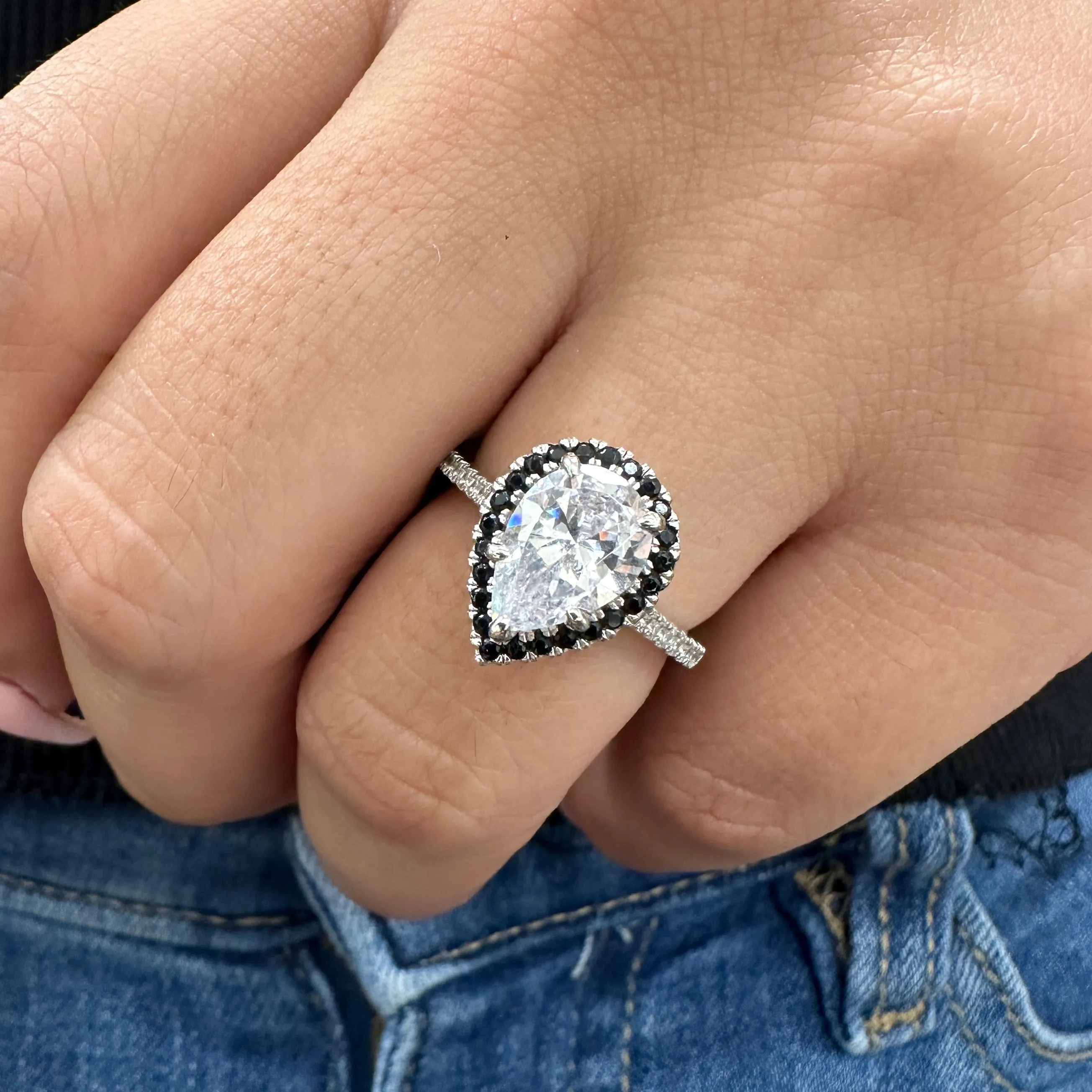 NISSI WHITE   BLACK MOISSANITE RING